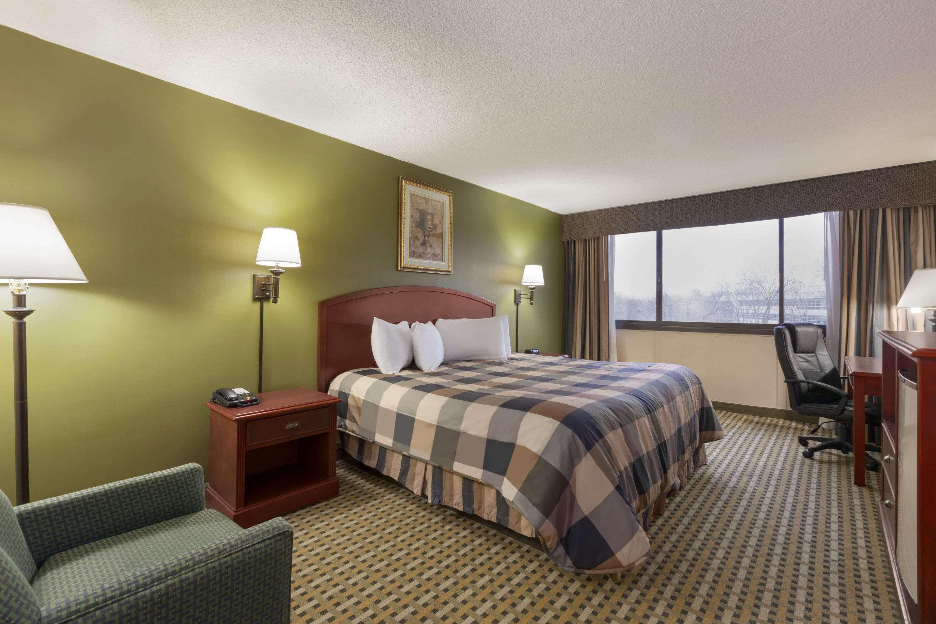 Ramada By Wyndham Rochelle Park Near Paramus Room photo