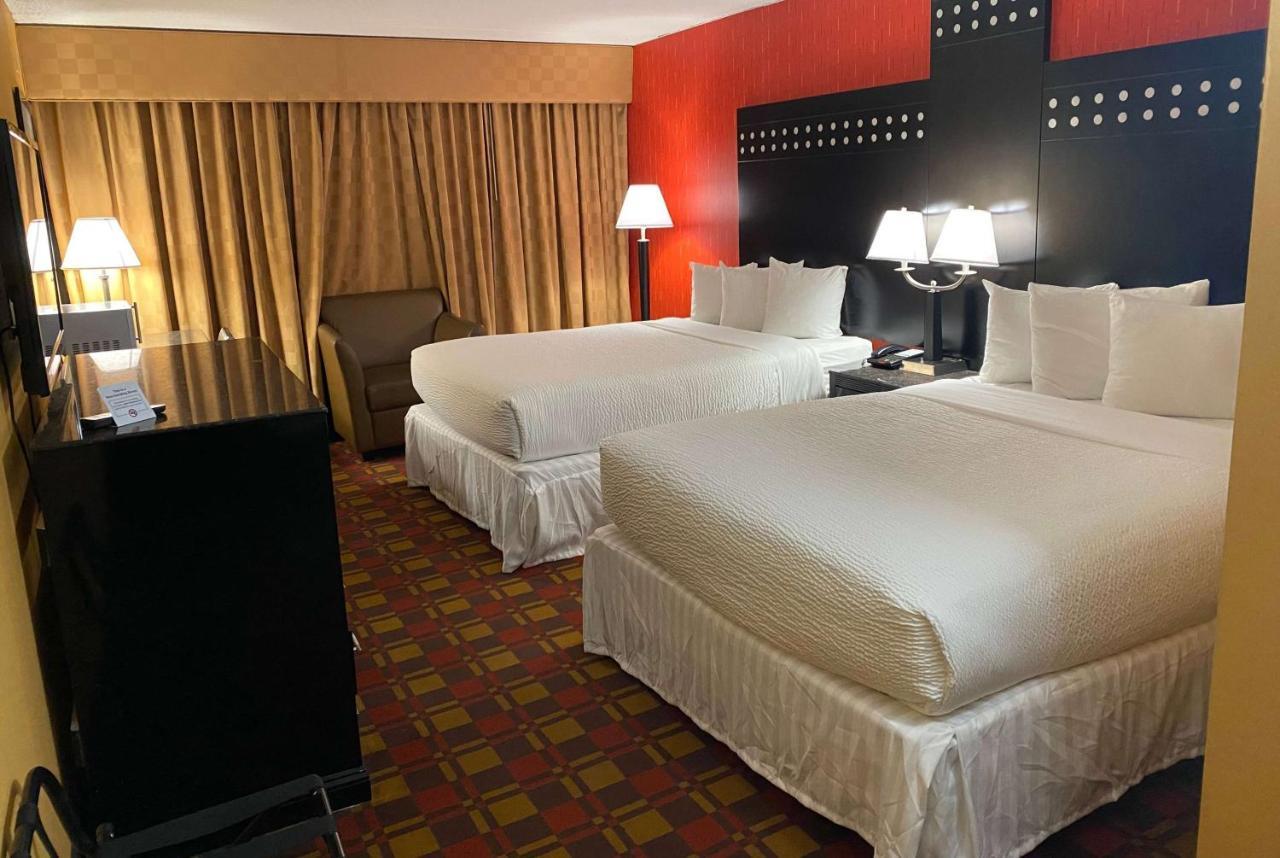 Ramada By Wyndham Rochelle Park Near Paramus Exterior photo