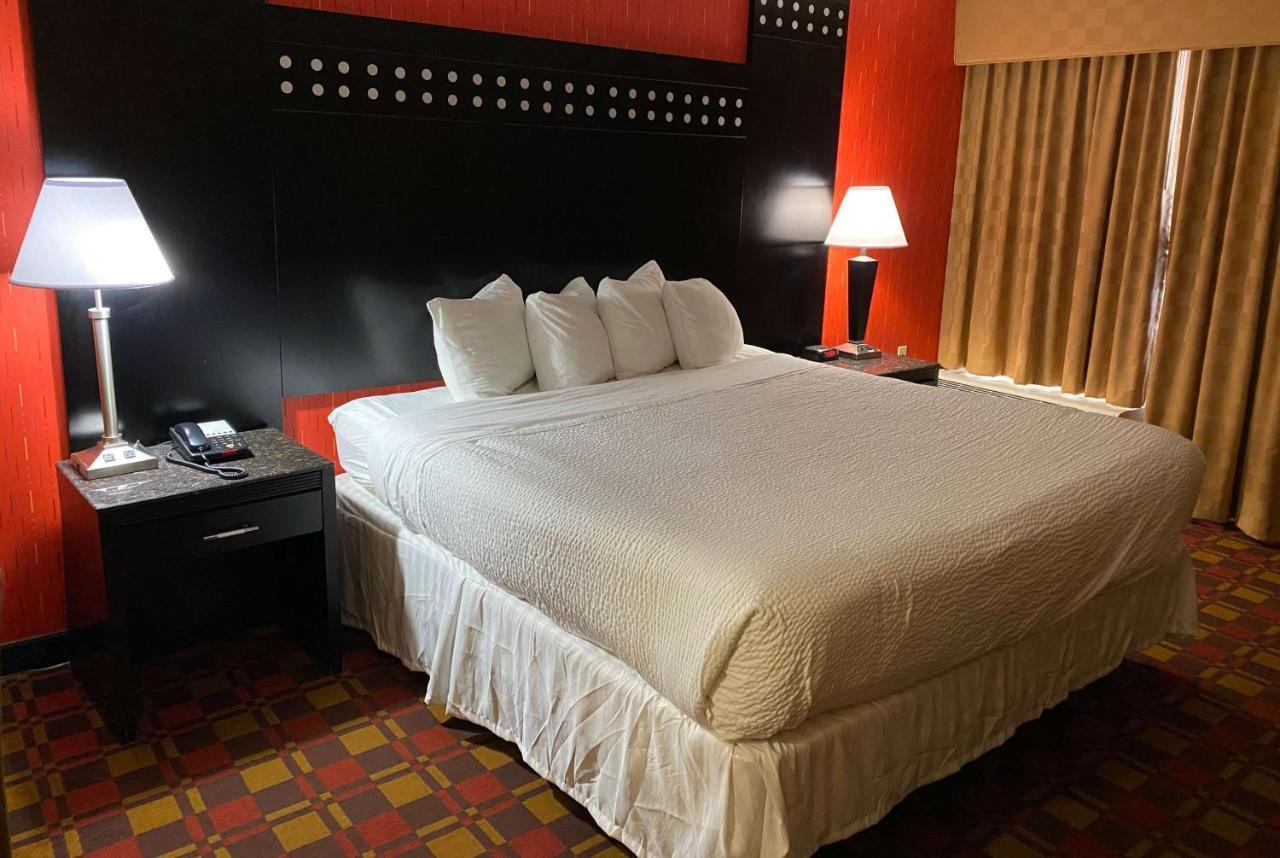 Ramada By Wyndham Rochelle Park Near Paramus Exterior photo