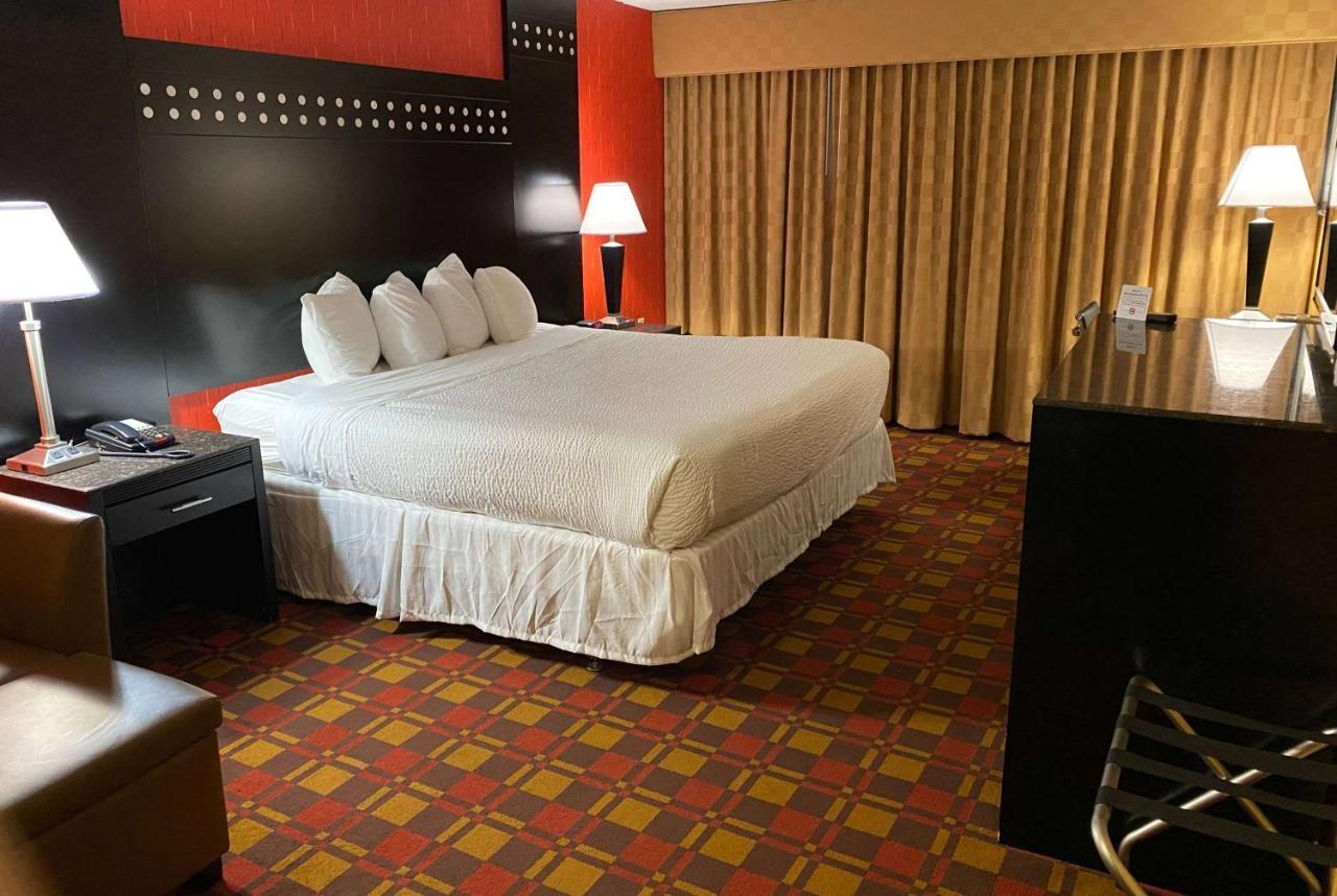 Ramada By Wyndham Rochelle Park Near Paramus Exterior photo