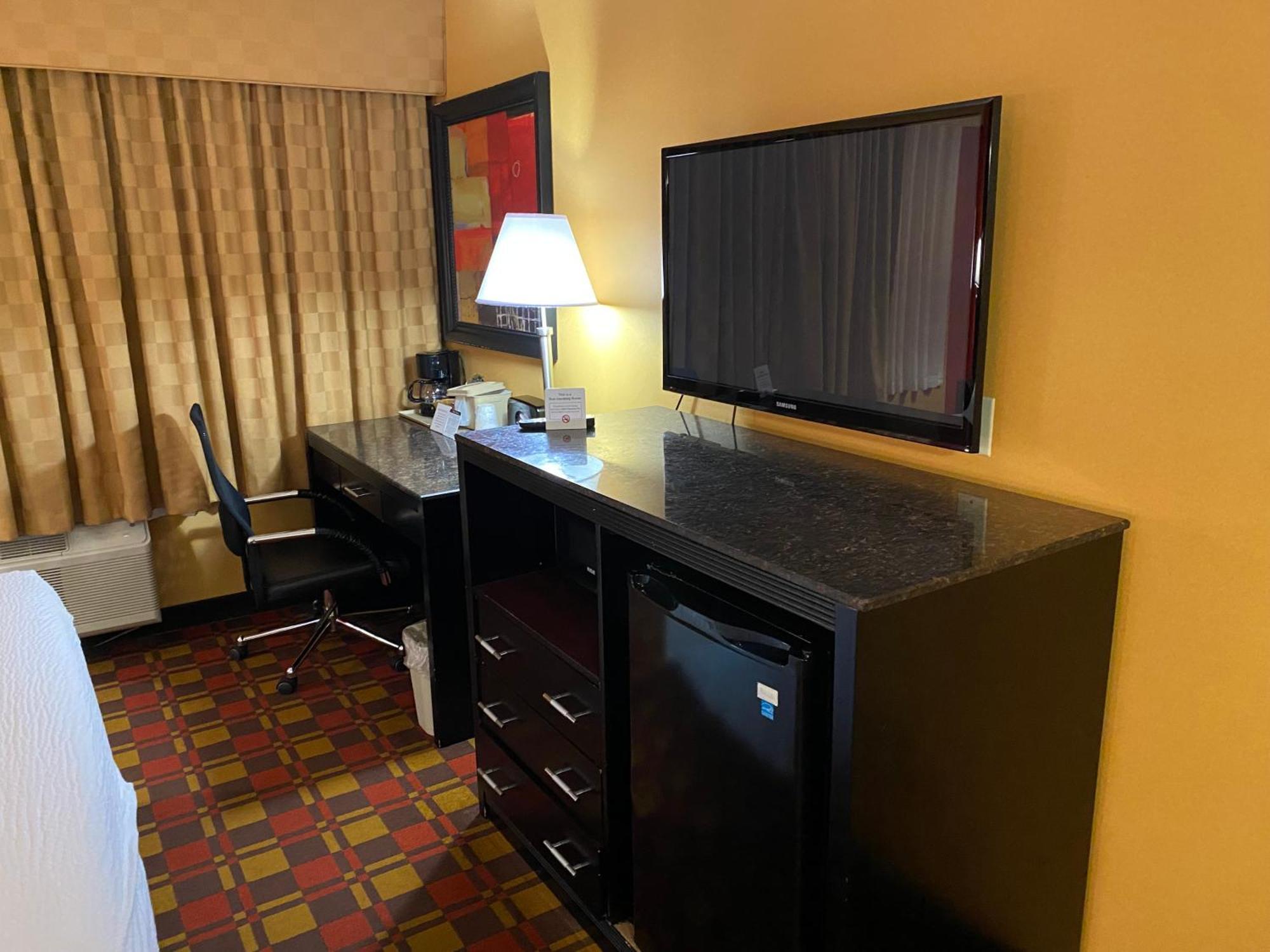 Ramada By Wyndham Rochelle Park Near Paramus Exterior photo