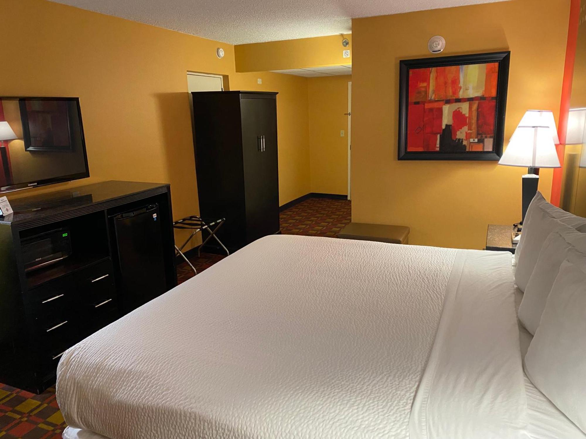 Ramada By Wyndham Rochelle Park Near Paramus Exterior photo