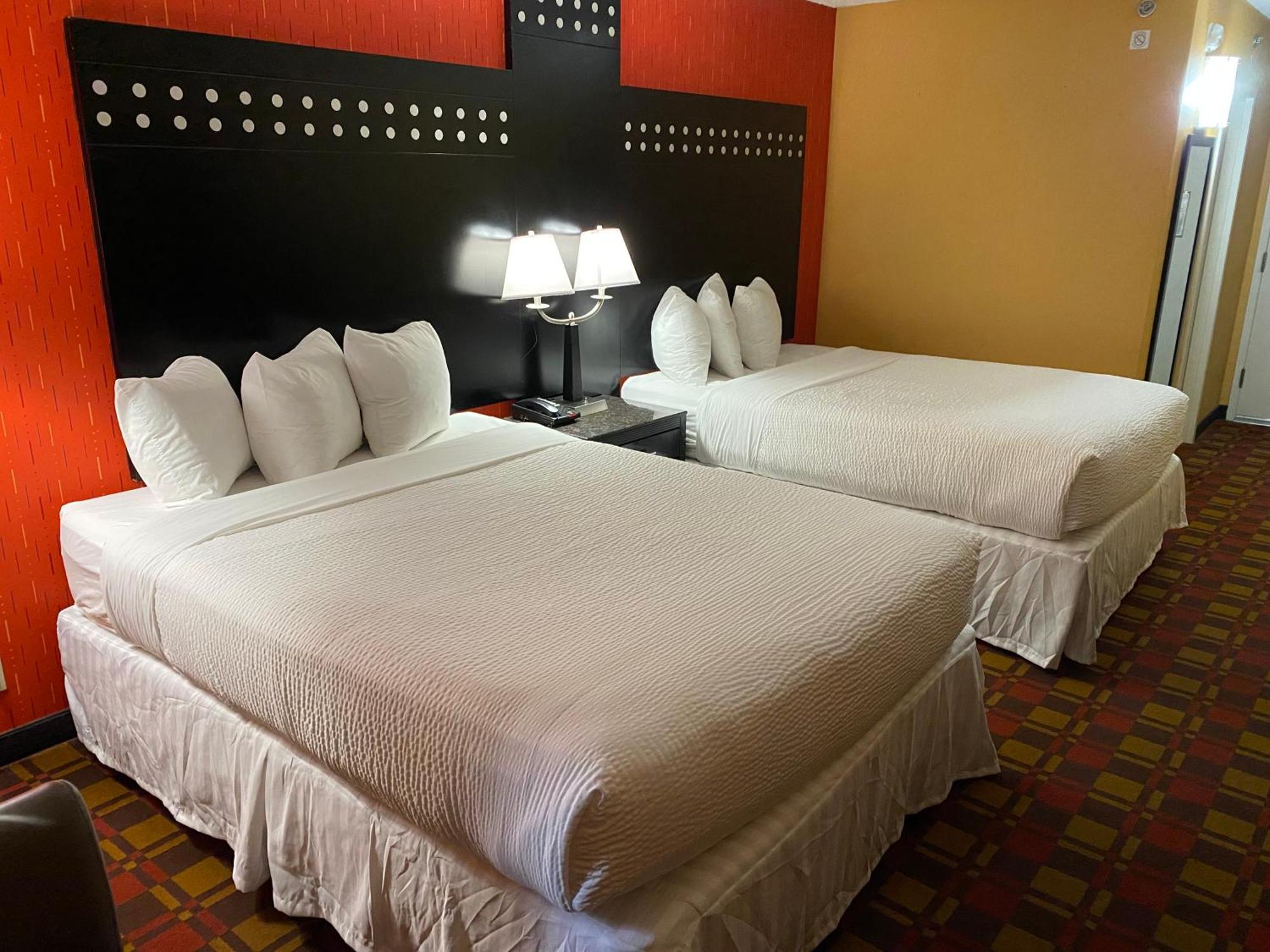 Ramada By Wyndham Rochelle Park Near Paramus Exterior photo