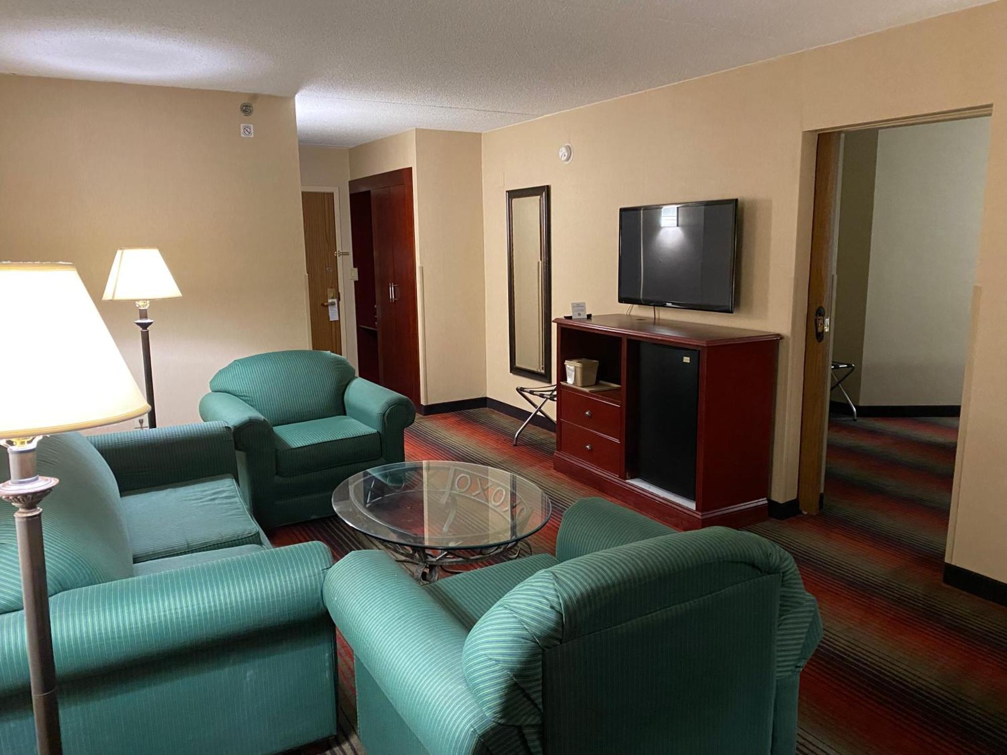 Ramada By Wyndham Rochelle Park Near Paramus Exterior photo