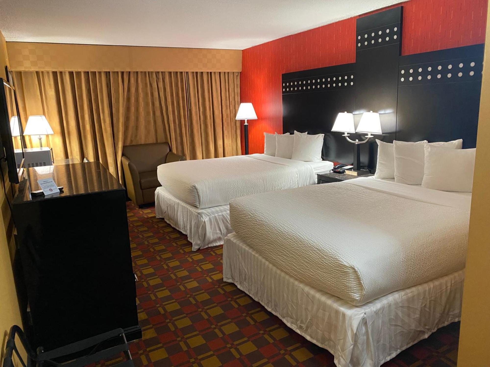 Ramada By Wyndham Rochelle Park Near Paramus Exterior photo