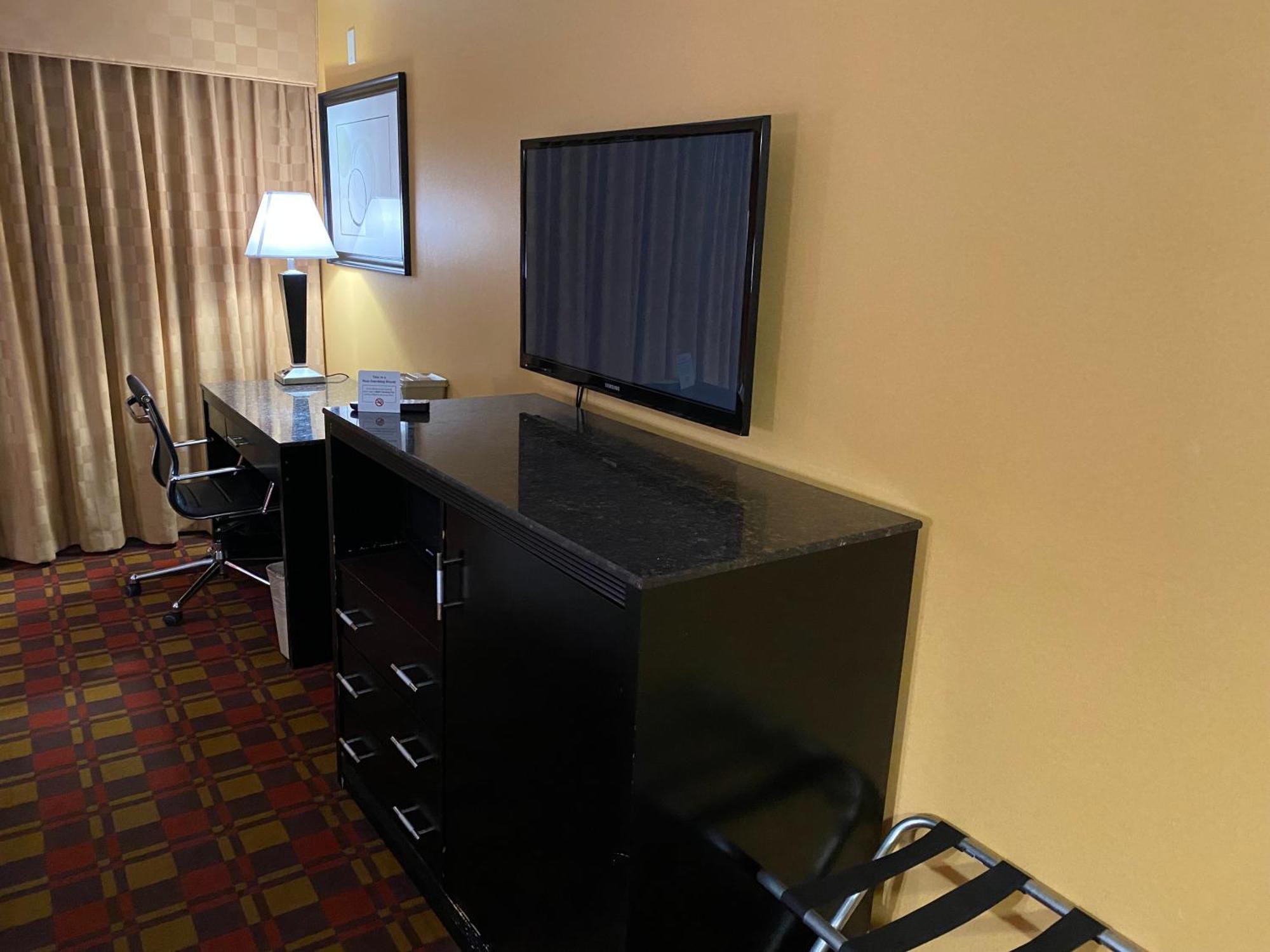 Ramada By Wyndham Rochelle Park Near Paramus Exterior photo