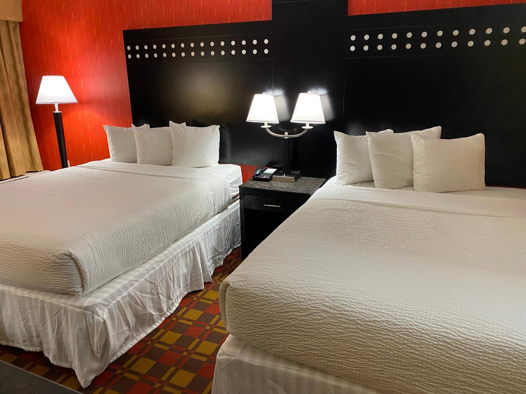 Ramada By Wyndham Rochelle Park Near Paramus Exterior photo