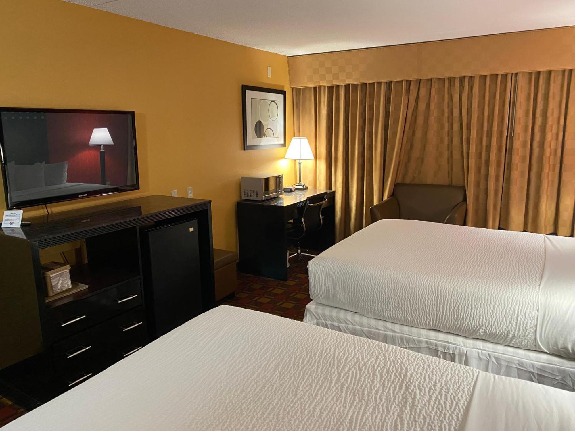 Ramada By Wyndham Rochelle Park Near Paramus Exterior photo