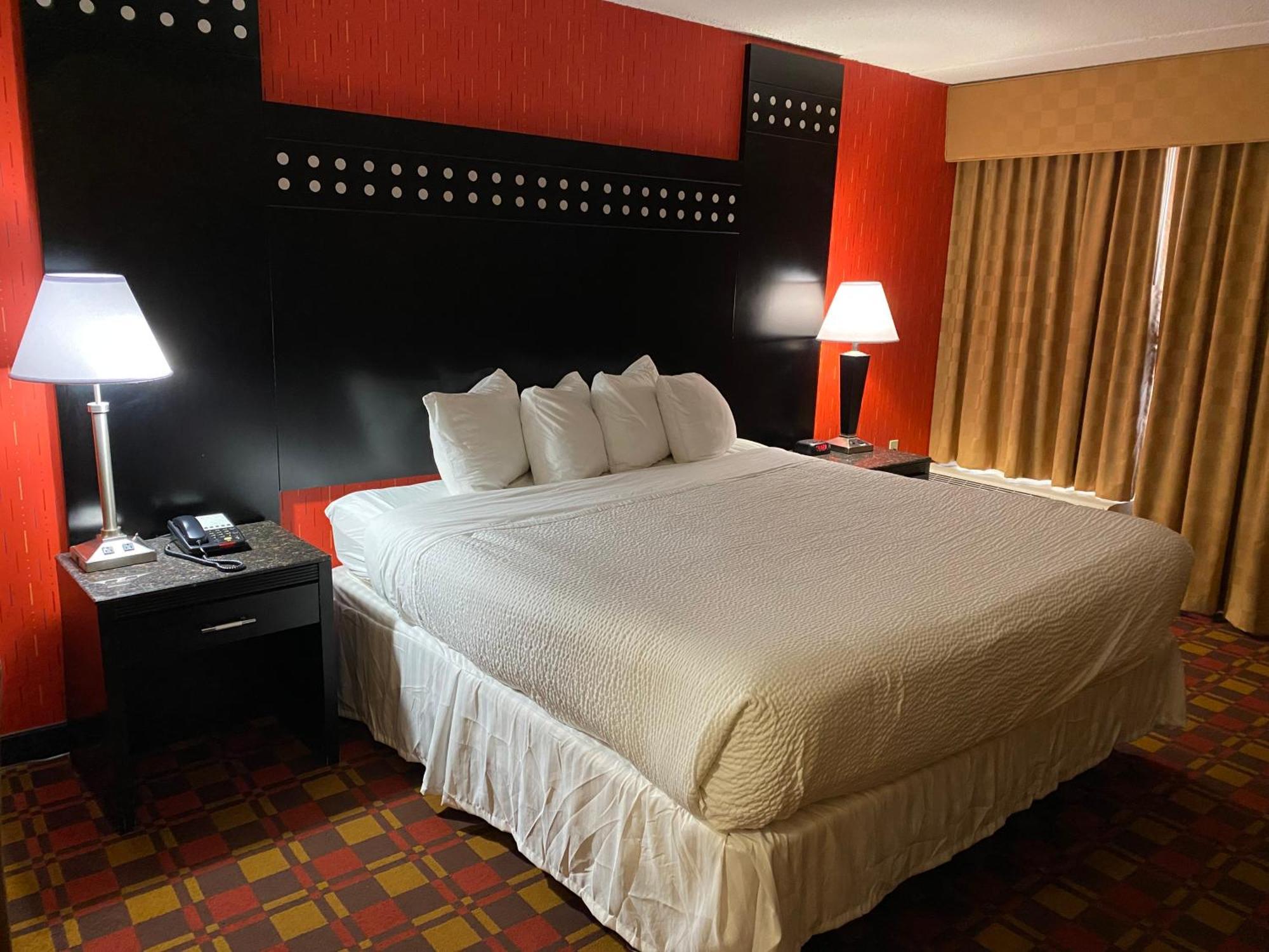 Ramada By Wyndham Rochelle Park Near Paramus Exterior photo